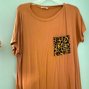 Rust Leopard pocket tee